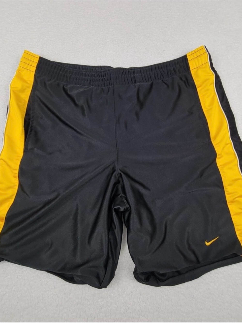 Vintage Nike Basketball Shorts‎ Mens Large Black Yellow Mesh Polyester Sheen 9"